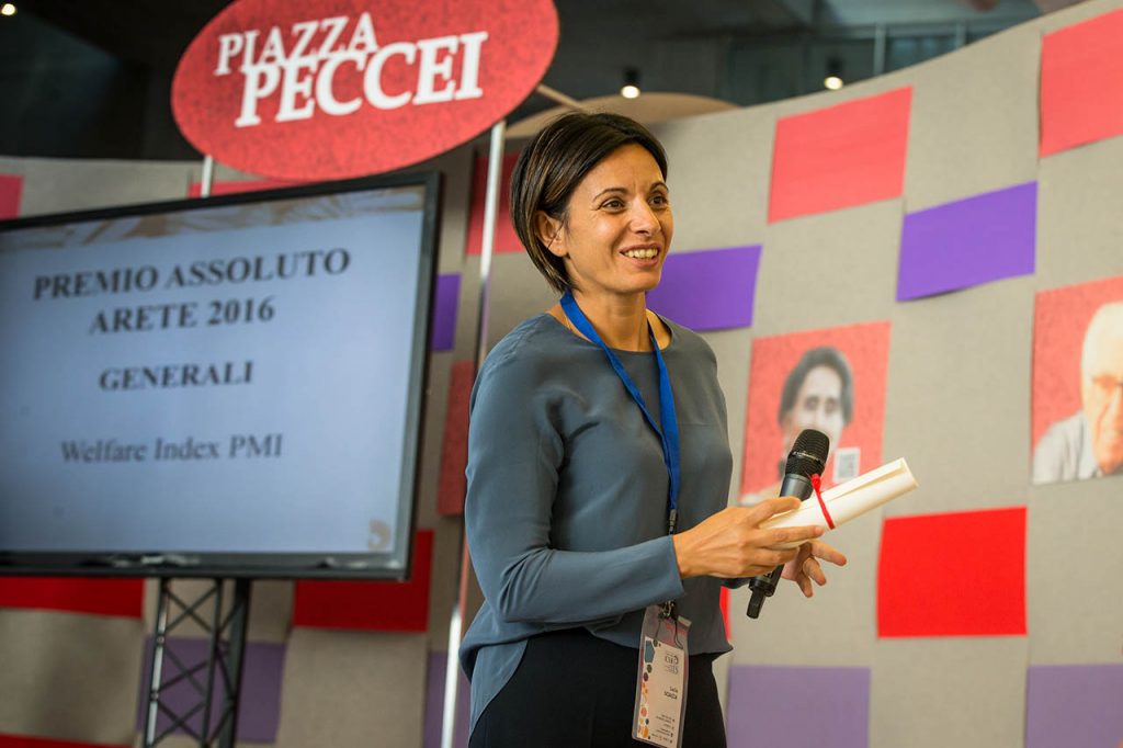 Lucia Sciacca - Direttore Comunicazione e Social Responsibility Generali Country Italia e membro del Comitato Guida di Welfare Index PMI ritira il Premio Areté
